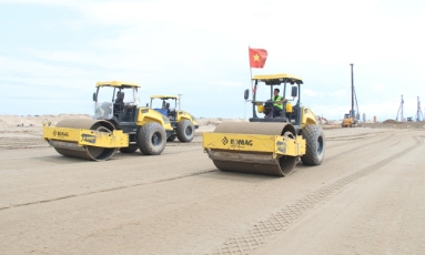 Thi công “3 ca 4 kíp”, bám công trường sân bay xuyên lễ